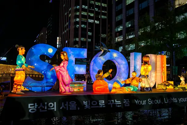 청계광장에서 일제히 불이 켜진 등 조형물