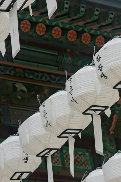 청계천 수면에 반사된 빛 조형물