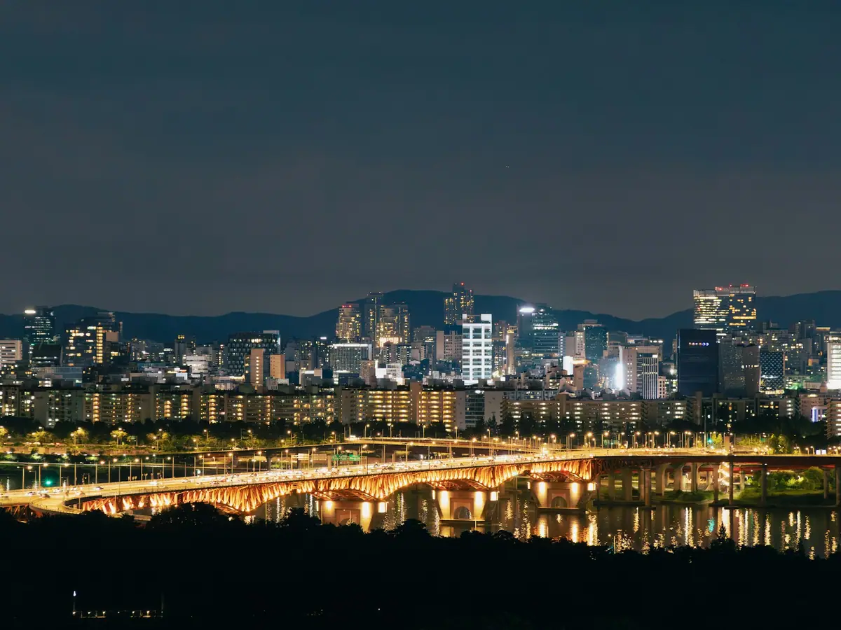 청계천 수면에 영상이 투사된 미디어아트 설치