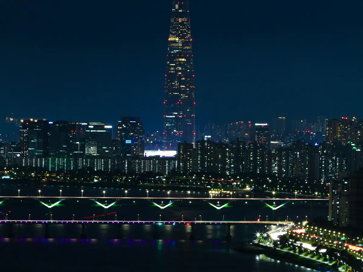 청계천 수면에 번지는 빛의 물결