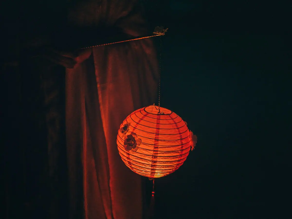 산책로 양옆에 세워진 발광 기둥 군집